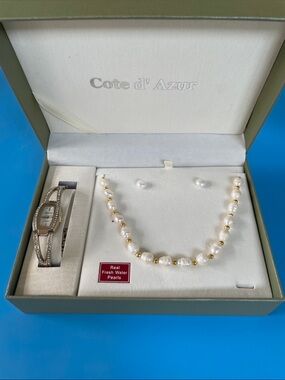 Freshwater Pearl Necklace with Gold Beads - White
